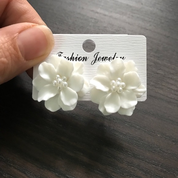 NEW!๐๐BIG BEAUTIFUL WHITE FLOWER ๐บEARRINGS!๐๐ - Picture 6 of 8